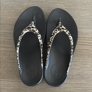 Oofos Women's Black and Tan Sandals